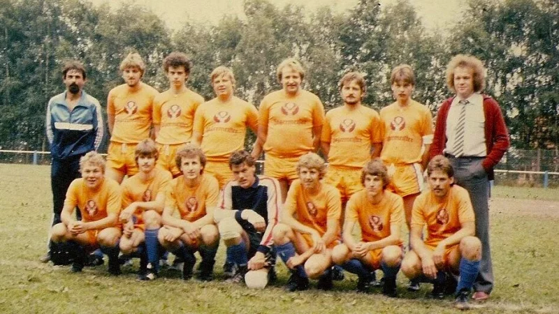 Im orangefarbenen Jägermeister-Dress: So lief die erste Mannschaft der Germanen in der Saison 1983/1984 auf. - © Archiv SV Germania Westorf