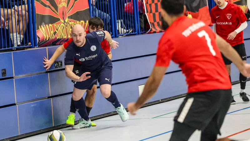 Die Mannschaften schenkten sich nichts. - &copy; Paul Cohen