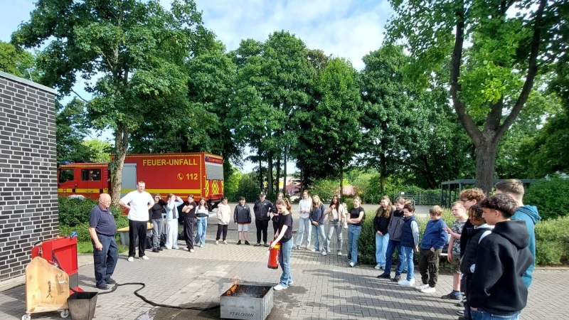 Schüler der 7c übten den Umgang mit dem Feuerlöscher unter Anleitung von Feuerwehrmann Klaus Sieveke. 
Foto: Landerbarthold - © Christian Landerbarthold
