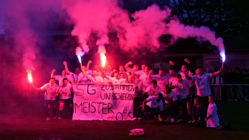 Nach der Meisterschaft war etwas z&uuml;ndeln erlaubt bei der SG L&uuml;erdissen-Entrup II. - &copy; J&ouml;rg Hagemann