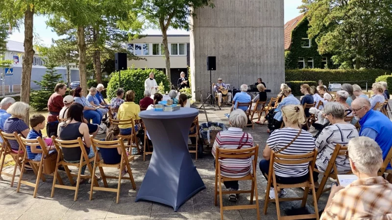 Sonntagnachmittag und drau&szlig;en: Vor der Heilig-Geist-Kirche fanden sich an die 50 Haustier-Freunde ein. - &copy; Bildrechte: Heilig Geist / St. Nicolai