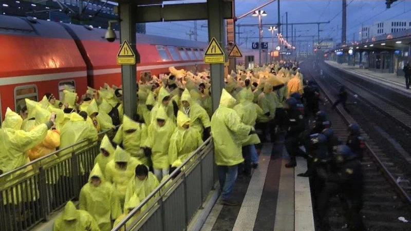 Mit gelben Regenponchos verkleidet kamen die Dresdener Fans am 6. Dezember 2013 am Hauptbahnhof Bielefeld an. - © Bundespolizei