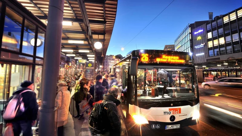 Trubel am Jahnplatz - aussteigen, einsteigen, Ticket zeigen. Oder nicht? - &copy; Andreas Fr&uuml;cht