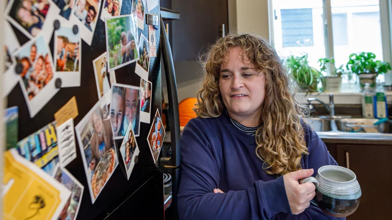 Fotos von Familie und Freunden dürfen am Kühlschrank von Miriam Mandryk in ihrem neuen Zuhause in Kanada nicht fehlen. - © Miriam Mandryk