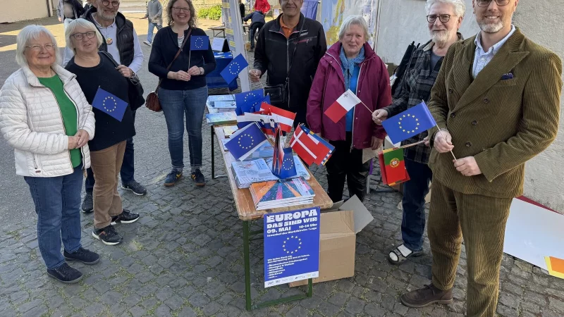 Margret Behnisch, Maggie Lietz, Gerd Bicker, Ulrike Upmeyer, Mohammed Andik, Christiane Dorß-Dierker, Helmut Behnisch sowie Robin Wagener (von links) tauschen sich zum Thema Europa aus. - © Sandra Castrup