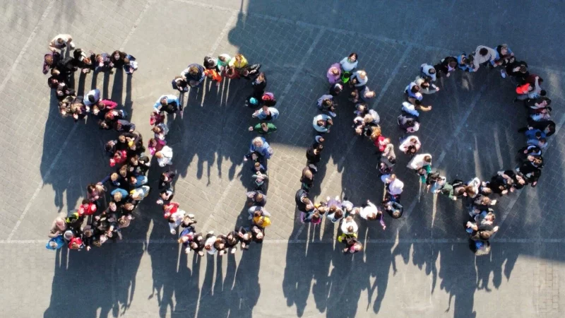 Die Schule am Teutoburger Wald wird 50 Jahre alt. Die Schüler haben die Zahl 50 und den stilisierten Nadel- und Laubbaum aus dem Schullogo bebildet. - © Schule am Teutoburger Wald