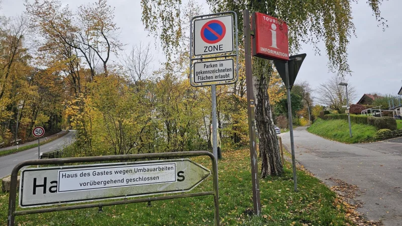 Es sieht so aus, als w&auml;re geschlossen, dabei ist die Tourist-Info l&auml;ngst wieder besetzt. Au&szlig;erdem finden bereits seit einigen Wochen wieder Veranstaltungen im frisch sanierten Haus des Gastes in H&ouml;rste statt. - &copy; Astrid Sewing