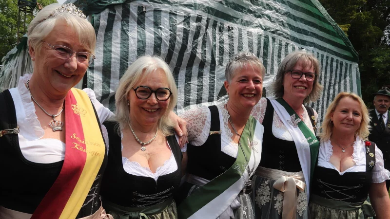 „Frauenpower“ hat sich das rein weiblich besetzte Thronhaus als Motto für die nächsten zwei Jahre gewählt. Von links: die Ehrendamen Annette Bäcker und Renate Rüter, Kronprinzessin Heike Wörmann, Schützenkaiserin Petra Zurheide und Thronadjutantin Karin Fortnagel. - © Dinter