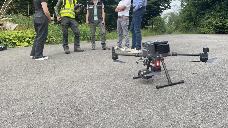 Vor Ort eingesetzt, in Berlin vorgestellt: Das Smart-City-Team bringt das Projekt "BaKIM" auf die B&uuml;hne der "Smart Country Convention". Dabei sind (von links) Nicole Baeumer, Maximilian Dreier, Kai Wulfkuhle, Dennis Ortmeier und Frank Limpke. - &copy; Stadt Lemgo