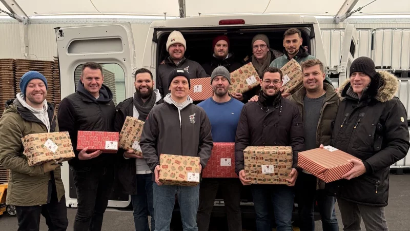 Geschenkesammler: (von links) Felix Buba, Sascha Albrecht (Schatzmeister), Eduard Albrecht, Max Schmitt, Micha Rosemeier (IRO), Dennis Greenfield (Pressebeauftragter), Dominik Flint, Marc Hollmann (Past-Präsident). Oben stehend von links nach rechts: Jan Brinkmann (Präsident), Marco Olszweski (Vizepräsident), Marvin Götza, Steffan Benner. - © Round Table 50