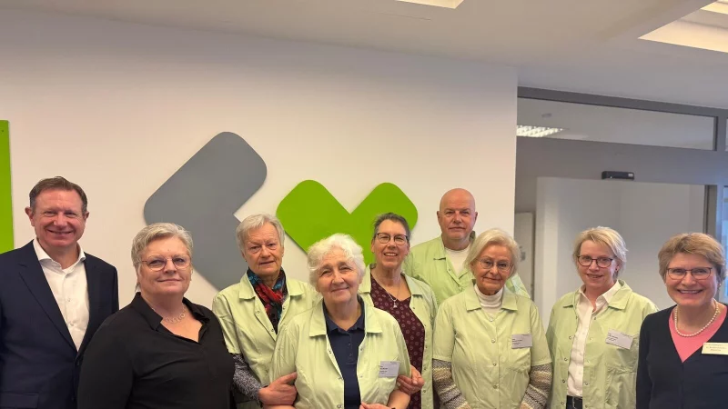 Gemeinsames Treffen: Klinikgesch&auml;ftsf&uuml;hrer Dr. Niklas Cruse (links) mit Astrid Albert aus der Pflegedienstleitung, dem Team des ehrenamtlichen Besuchsdienstes am Klinikstandort Detmold und Gerlinde Kriete-Samklu von der Krankenhausseelsorge. - &copy; Klinikum Lippe / Christian Ritterbach