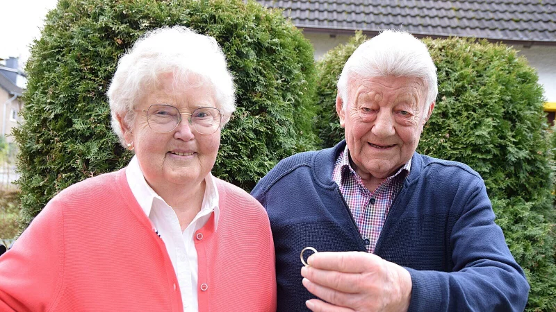 Anita und Rolf Meerk&ouml;tter haben sich vor 65 Jahren das Ja-Wort gegeben. Ende vergangenen Jahres hat der 86-J&auml;hrige seinen &uuml;ber Jahrzehnte hinweg verschollenen Ehering wiedergefunden. - &copy; Karin Prignitz