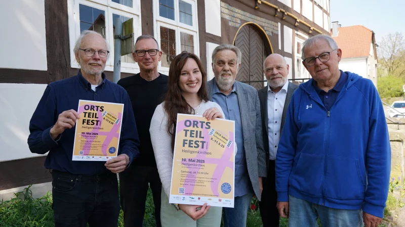 Freuen sich auf die Festlichkeiten zum 1010-j&auml;hrigen Bestehen Heiligenkirchens und das Ortsteilfest am 10. Mai: (von links) Bernd Groeger und Joachim Kleinmanns vom Heimatverein, Nora Moos (Ehrenamtskoordinatorin der Stadt Detmold), Werner Zahn (Heimatverein), Ortsb&uuml;rgermeister Rainer Friedrich und Heinz Heerde, ebenfalls vom Heiligenkirchener Heimatverein. - &copy; Stadt Detmold
