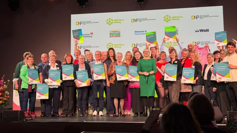 Die Preistr&auml;ger des Deutschen Nachbarschaftspreises werden in Berlin geehrt. Klaus Meier nimmt die Urkunde f&uuml;r die Sabbenhausener entgegen. - &copy; Deutscher Nachbarschaftspreis