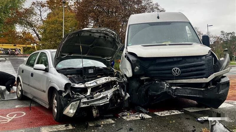 Auf der Berliner Straße in Bielefeld sind zwei Autos zusammengestoßen. - © Jens Reichenbach