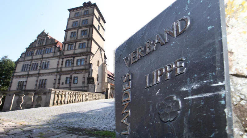 Sitz des Landesverbandes Lippe: Das Schloss Brake. - © Montage: Vera Gerstendorf-Welle