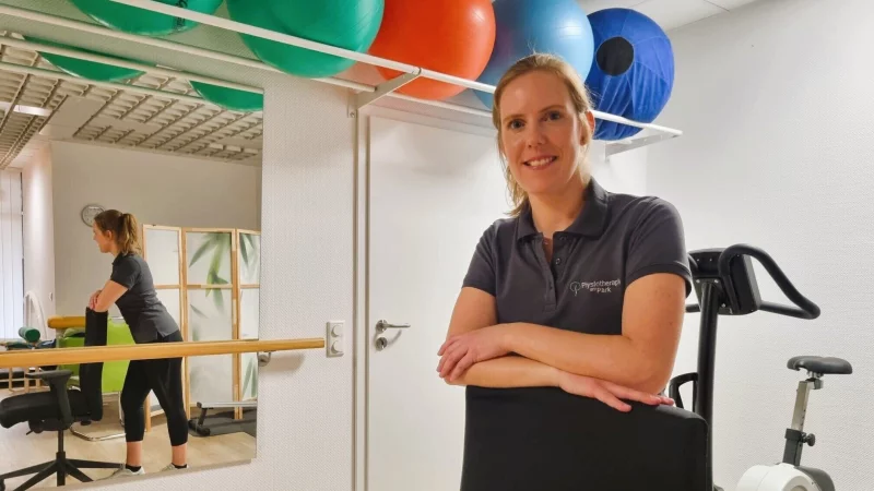 Viel sitzen, wenig Bewegung: Das ist Gift f&uuml;r den K&ouml;rper, wei&szlig; Jennifer Marbach, Inhaberin der Physiotherapie am Park in Horn-Bad Meinberg. Sie hat vier wertvolle Tipps auf Lager. - &copy; Kirsten Fuhrmann