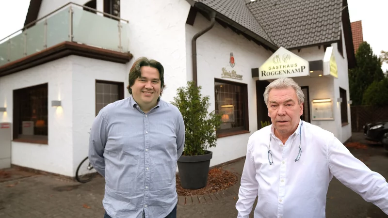 Malte Westerbarkey (links) &uuml;bernimmt das Traditionsgasthaus Roggenkamp von Wirt Peter Roggenkamp. Roggenkamp steht seit 1980 hinter der Theke. - &copy; Andreas Fr&uuml;cht