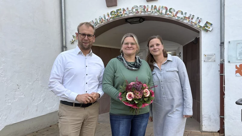 B&uuml;rgermeister Borris Ortmeier gratuliert Bianca Starke (Mitte), die gemeinsam mit Christina Topolski nun die Schulleitung komplettiert. - &copy; Stadt Barntrup