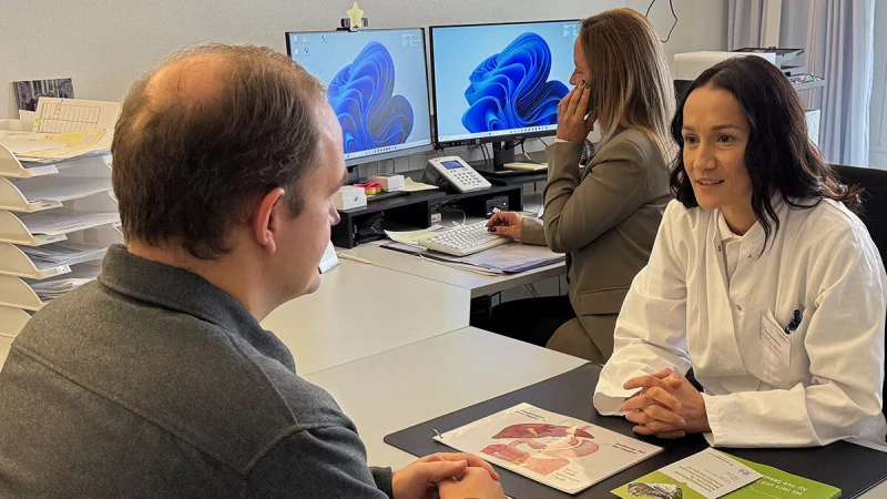 Sebastian Panskus und Dr. Miljana Vladimirov im Beratungsgespräch im Adipositaszentrum Lippe. - © Klinikum Lippe/Mandy Lange