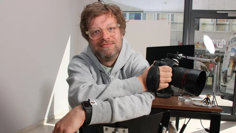 Fotograf Alex Waltke hat wie viele andere Fotostudios in Lippe investiert, um seinen Kundinnen und Kunden weiterhin digitale Passbilder zu ermöglichen. Ab 1. Mai gilt die neue Regelung. - © Janet König