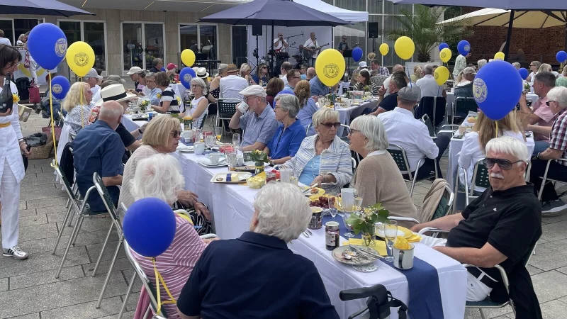 Ausverkauft: Zum dritten Mal veranstaltete der Soroptimist-Club Detmold ein Benefizfrühstück im Kurpark von Bad Salzuflen. 120 Gäste kamen und erlebten einen abwechslungsreichen Vormittag. - © Silke Buhrmester