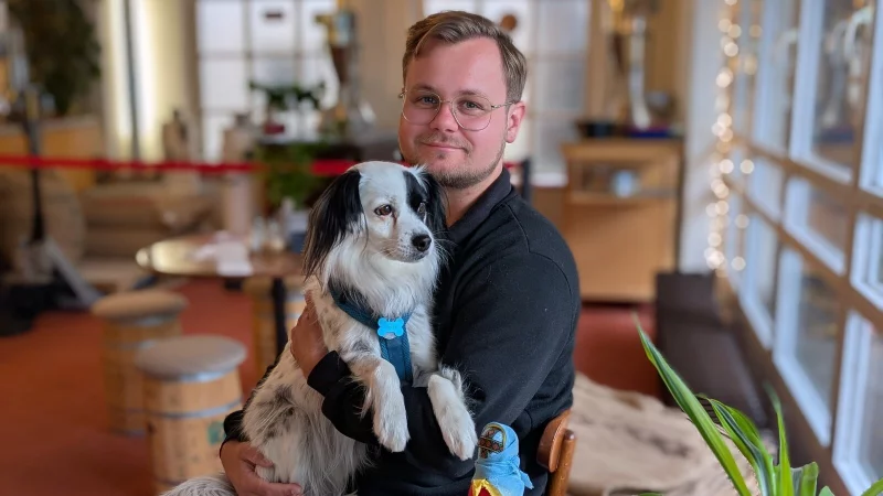 Jason Jochem mit H&uuml;ndin "Bella", die er im Kriegsgebiet fand und aufnahm. Er war bereits drei Mal mit einem Transporter voller Spenden an der ukraninischen Front und hofft auch diesmal auf Unterst&uuml;tzung aus der lippischen Bev&ouml;lkerung. - &copy; Annika Langhagel