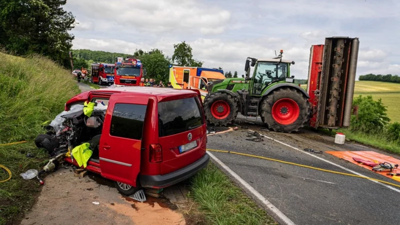 Der Caddy und der Traktor stießen im Kurvenbereich zusammen. - © Freitag TV