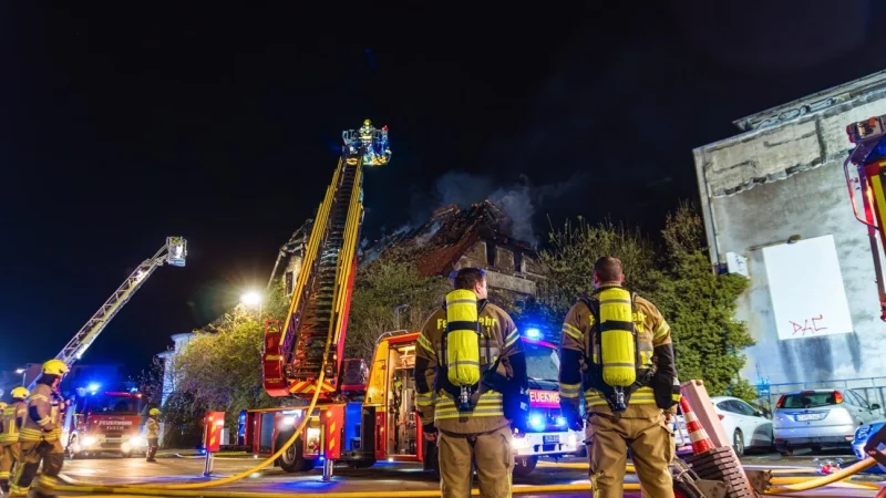 Rund 130 Einsatzkräfte sind am 10. April in der Arminstraße im Einsatz, um den Brand in einem Gebäude der ehemaligen Sinalco-Werke zu löschen. - © Freitag-TV