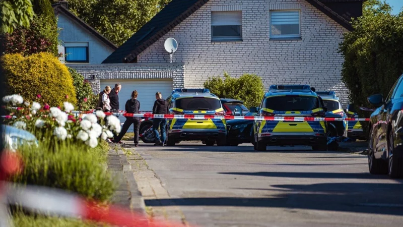 Die Spurensicherung ist am 3. Juni 2023 für mehrere Stunden am Einsatzort in der Sackgasse Plaßheide in Holzhausen (Bad Salzuflen). - © Freitag TV