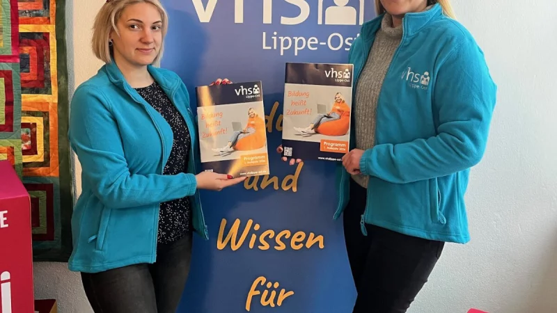 Yuliia Katerynchuk (links) und Rieke Becker von der VHS Lippe-Ost pr&auml;sentieren das neue Programmheft. - &copy; VHS Lippe-Ost