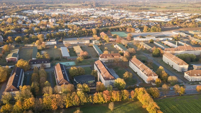 Im Zukunftsquartier auf der Fläche der ehemaligen Barker-Kaserne soll der Innovationspark in der Nähe zum Start-up-Campus OWL (l.) entstehen. - © Niklas Tüns