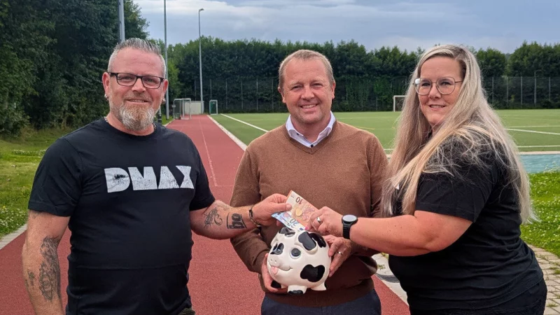 Die Initiatoren des Benefiz-Fußballspieles: Christina Franke, Manuel Feigl und Kalletals Bürgermeister Mario Hecker (Mitte). Sie freuen sich auf das Event und hoffen auf viele Gäste für den guten Zweck. - © Gemeinde Kalletal