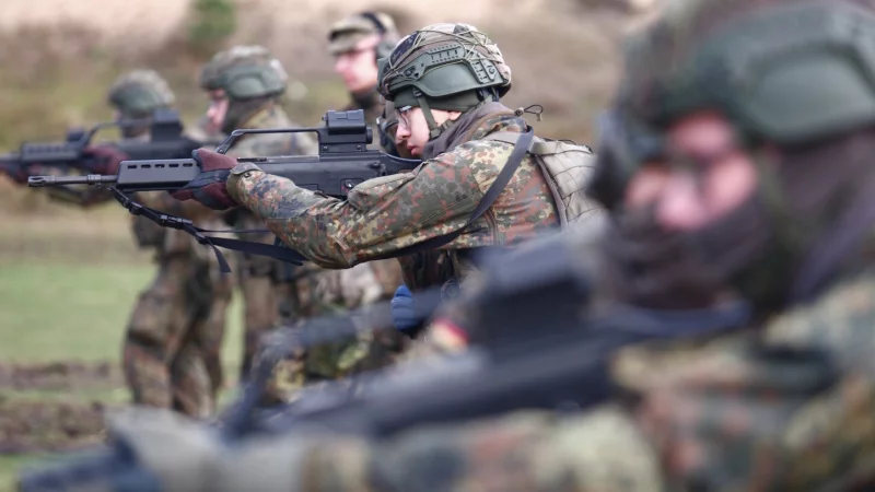 Kontaktstellung mit dem G36: Die Freiwilligen des Mindener Pionierbrückenbataillons 130 üben auf der Schießbahn mit ihren Ausbildern den Umgang an der Waffe. - © Justus Rahn