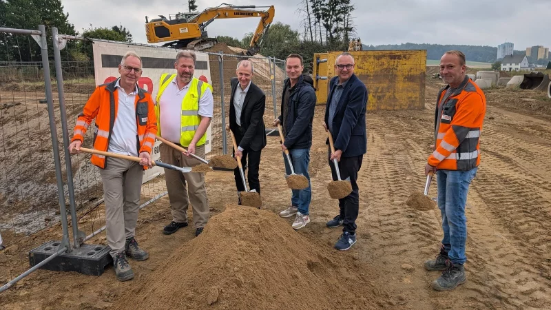 Jetzt geht's los: Zum Spatenstich kamen Andreas Buschkamp (Gruppenleiter Strabag), Jens Plöger (Bauleiter Straßen und Entwässerung Lemgo), Olaf Hagenow (Betriebsleiter Straßen und Entwässerung Lemgo), Max Leer (Vermarktung Gebäudewirtschaft Lemgo), Bürgermeister Markus Baier sowie Frank Gutmann (Polier Strabag) zusammen. - © Annika Langhagel