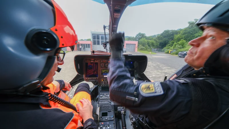 Bereit zum Abheben: Marco Wahle (v.l.) und Rodja Steinert nehmen im Cockpit von "Christoph 13" Platz und bereiten den n&auml;chsten Einsatzflug vor. - &copy; Andreas Zobe