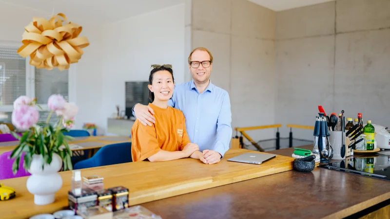 Stella und Stephan P. haben in Schloß Holte-Stukenbrock vor vier Jahren eine moderne Immobilie mit Smart-Home-Technologie gebaut. Jetzt verkaufen sie ihr Haus und verlassen den Kreis Gütersloh. - © BESIM MAZHIQI