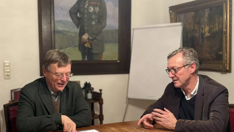 Stephan Prinz zur Lippe (von links) redet mit Dr. Michael Zelle &uuml;ber den Besuch in Riga, bei dem die Gedenkplakette von Bernhard II. im Dom eingeweiht und aufgehangen wurde. - &copy; Jan Schillmann