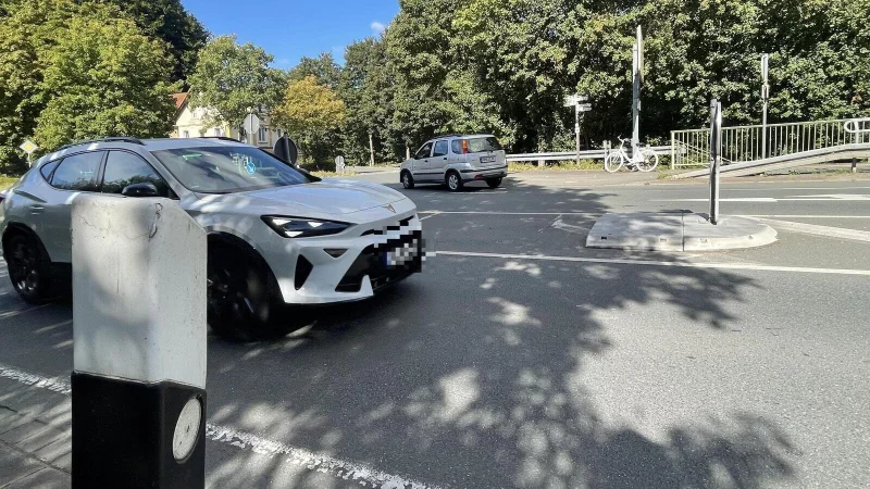 An dieser Stelle in Nessenberg passierte der t&ouml;dliche Unfall an Karsamstag 2025. Jetzt hat sich der Kreis Lippe mit der Stadt Schieder-Schwalenberg, der Polizei und Stra&szlig;en.NRW darauf geeinigt, die Sicherheit an der Kreuzung zu erh&ouml;hen. - &copy; Silke Buhrmester
