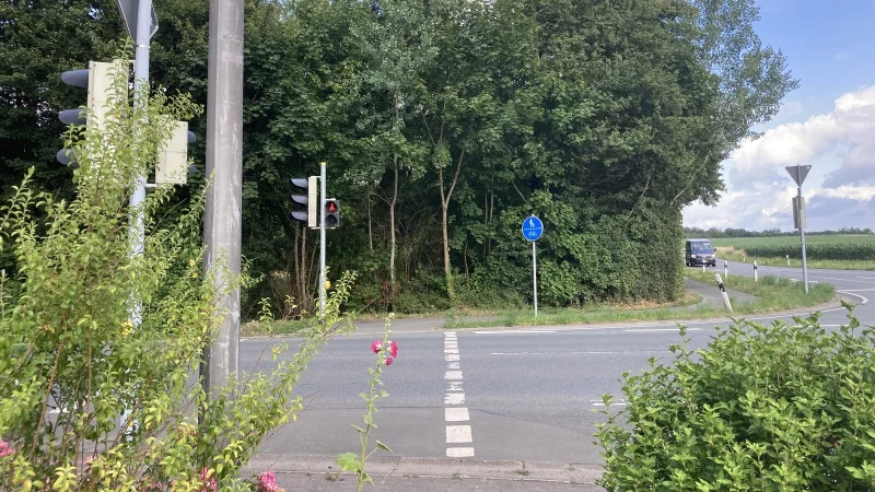 Damit Radfahrer künftig sicherer von Bad Meinberg in Richtung Blomberg fahren können, wird ein Radweg angelegt, und zwar ab der Kreuzung Pyrmonter Straße/Hamelner Straße. - © Cordula Gröne