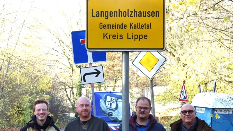 Mehr Schilder gehen kaum: S&ouml;ren Busch, Jan Willer, Sven Stein und Andreas Liske am Ortseingang von Langenholzhausen. - &copy; Axel B&uuml;rger
