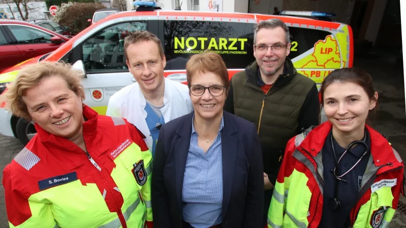 Gemeinsam freuen sich (von links) Stefanie Borries (Notfallsanit&auml;terin und Leiterin der NEF-Wache Detmold des Kreises Lippe), PD Dr. Markus Flentje (Notarzt und Leiter der Klinik f&uuml;r An&auml;sthesie und Operative Intensivmedizin am Klinikum Lippe), Sabine Beine (Gesch&auml;ftsf&uuml;hrerin Notarztmanagement gGmbH und Verwaltungsvorst&auml;ndin Kreis Lippe), Christian Hilmert (Mitarbeiter Notarztmanagement gGmbH) und Not&auml;rztin Inesa Klimovich &uuml;ber den Start der Notarztmanagement gGmbH. - &copy; Kreis Lippe