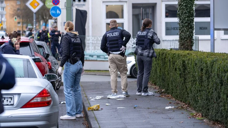 Im Februar 2024 wurden mehrere Menschen durch Sch&uuml;sse vor dem Bielefelder Landgericht verletzt. Hinter der Tat steckt offenbar eine Blutrache f&uuml;r einen Mord in der Innenstadt - ebenfalls auf offener Stra&szlig;e und durch Sch&uuml;sse. - &copy; Christian Mathiesen