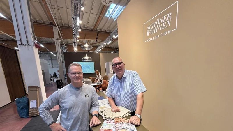 Andreas Reibchen (links) und Bernd Sch&auml;fermeier (beide Gesch&auml;ftsf&uuml;hrer der "Messe Ostwestfalen GmbH") am Stand von "Sch&ouml;ner Wohnen Kollektion". Hier wird gerade t&uuml;chtig f&uuml;r die M.O.W. aufgebaut. - &copy; Thomas Reineke
