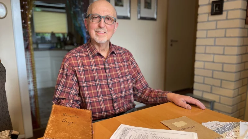 Siegfried Geyer (83) kann die Wurzeln seiner Vorfahren genauestens zur&uuml;ckverfolgen. Er besitzt auch noch das handgeschriebene Tagebuch seines Gro&szlig;vaters Filip aus den Jahren 1930 bis 1940. - &copy; Silke Buhrmester