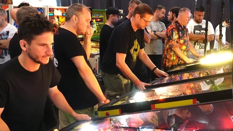 Konzentrierte M&auml;nner bei der Arbeit: Hier eine Szene von den German Pinball Masters aus Bad Salzuflen. - &copy; Axel B&uuml;rger