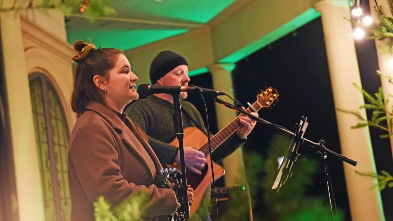 Mitsingkonzert mit Paulina und Volker auf dem Christkindelsmarkt. - &copy; Nicole Ellerbrake