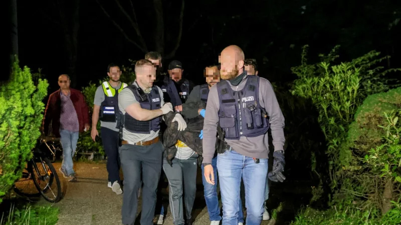 Die Festnahme des mutma&szlig;lichen Attent&auml;ters einen Tag nach der Tat: Der Generalbundesanwalt wirft Mahmoud M. vierfach versuchten Mord vor. - &copy; Tim Oelbermann/dpa