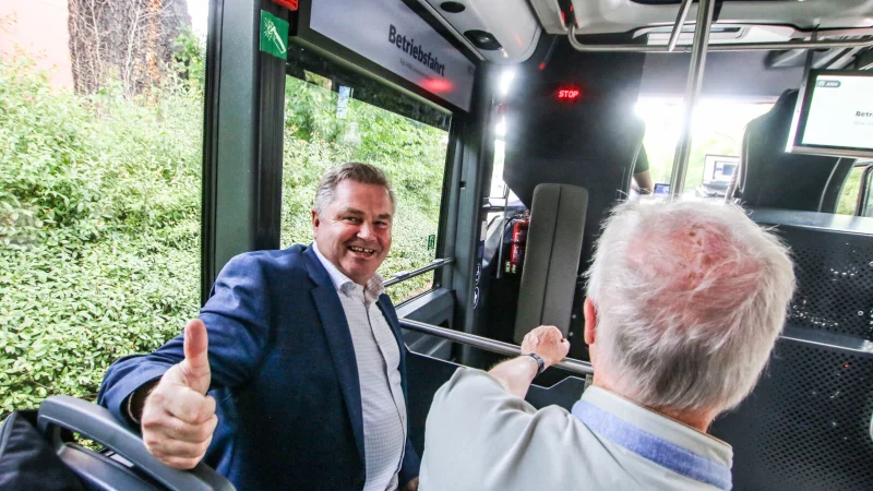 Daumen hoch für den autonomen Ultimo-Bus: Bürgermeister Tim Kähler sieht in solchen Systemen die Zukunft für den ÖPNV auch in Herford. - © Daniel Salmon