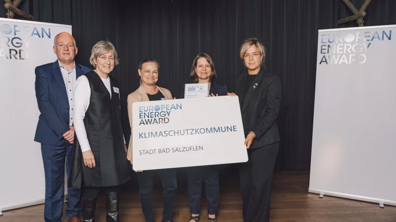 Bei der Urkundenübergabe dabei waren (von links) Reiner Tippkötter (energielenker projects GmbH, Greven) Ilga Schwidder (European Energy A-ward), Ulrike Niebuhr (Stadt Bad Salzuflen), Susanne Lübker (Stadt Bad Salzuflen) sowie Mona Neubaur (Ministerin für Wirtschaft, Industrie, Klimaschutz und Energie des Landes NRW). - © Bundesgeschäftsstelle European Energy Award
